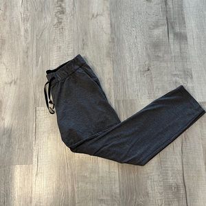Lulu lemon size 8 on the fly pant- grey